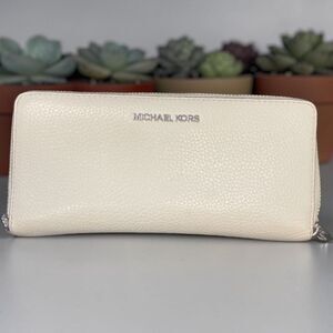 Michael Kors Jet Set Large Continental Zip Around Wallet.  EUC